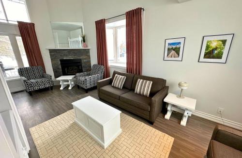 Collingwood House | Family Townhome with outdoor pool access
