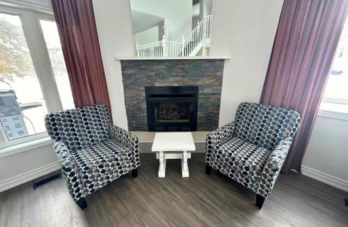 Collingwood House | Family Townhome with outdoor pool access