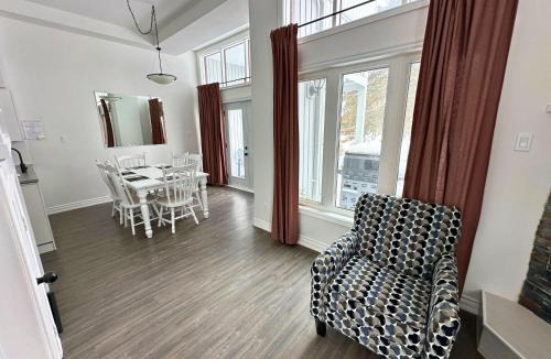 Collingwood House | Family Townhome with outdoor pool access