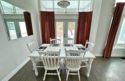 Collingwood House | Family Townhome with outdoor pool access