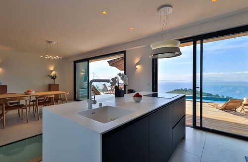 Le Rayol Villa | Family Villa with Sea View – Pool, SPA & Hammam – Sleeps 10