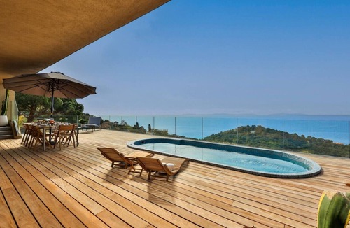 Le Rayol Villa | Family Villa with Sea View – Pool, SPA & Hammam – Sleeps 10
