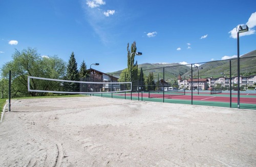 Zermatt Villa | Family Vacation~Heated In/Out Pool, Tubing & Ice Skating Villa 1074