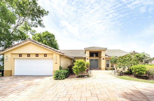 Plantation House | Family Vacation-Private Heated Pool, 2 King Beds, 3 full baths, BBQ, Beach, FIFA