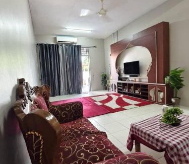 Bandar Bera House | Family Villa - BERA Poolstay