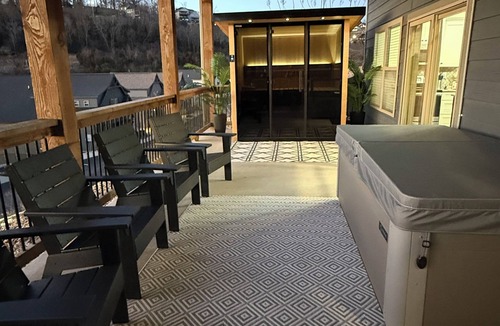 Table Rock House | Family & Wellness Retreat: Hot Tub, Sauna, Cold Plunge w/Lake Views - sleeps 34
