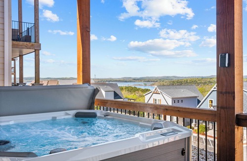 Table Rock House | Family & Wellness Retreat: Hot Tub, Sauna, Cold Plunge w/Lake Views - sleeps 34