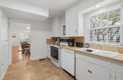 Elmwood Area House | Family & Work Crew Friendly 3B2Bath Home, Sleeps 8