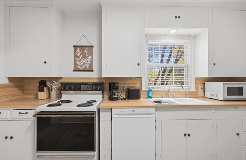 Elmwood Area House | Family & Work Crew Friendly 3B2Bath Home, Sleeps 8