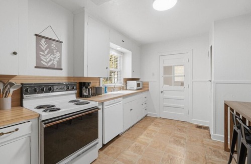 Elmwood Area House | Family & Work Crew Friendly 3B2Bath Home, Sleeps 8