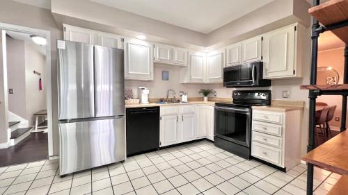 Champaign House | Family & Work-Friendly 3BD w Fire Pit - U of I 1M