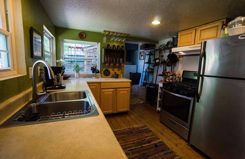 Fish Camp House | Family Yosemite Retreat Private Hot Tub Patio 2 Mi from Yosemite