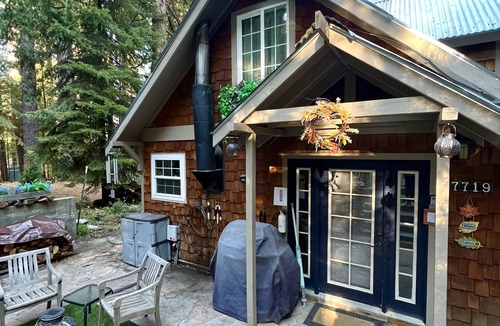 Fish Camp House | Family Yosemite Retreat Private Hot Tub Patio 2 Mi from Yosemite