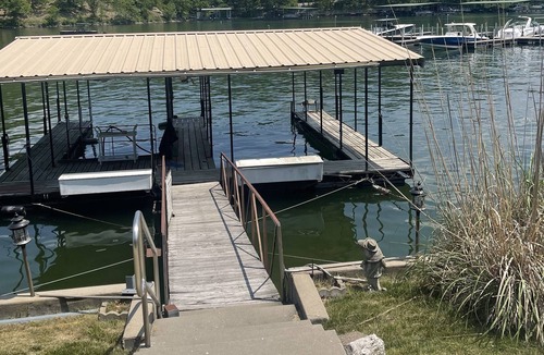 Camdenton Cottage | Famliy and Pet Friendly and Fun 3 bedroom 1.5 Bath Lakefront w Dock
