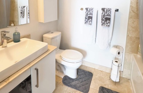 Central Waterfront House | Fancy 2 Beds Suite near CN Tower, Scotia Arena, Rogers Centre & FREE PARKING