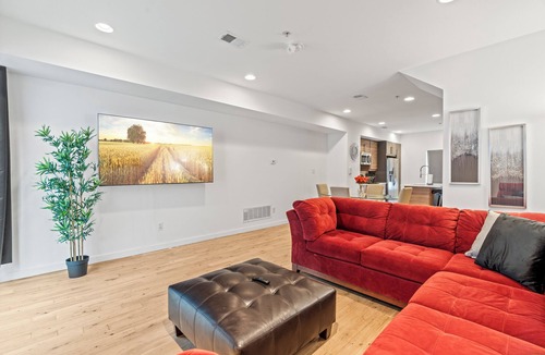 Poplar House | Fancy 4BR W/Hot Tub