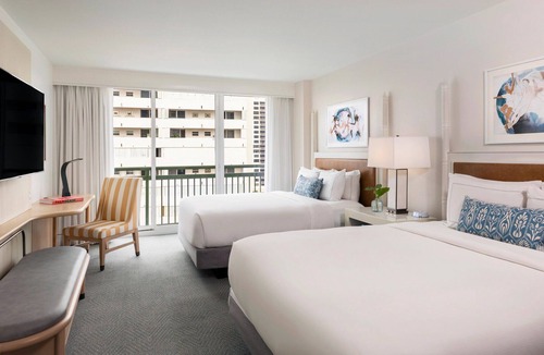 Singer Island Hotel | Fancy Queen Beds w/Onsite Pool & Beach Access