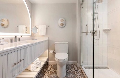 Singer Island Hotel | Fancy Queen Beds w/Onsite Pool & Beach Access