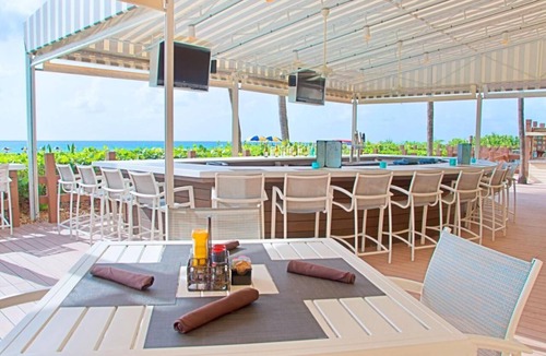 Singer Island Hotel | Fancy Queen Beds w/Onsite Pool & Beach Access