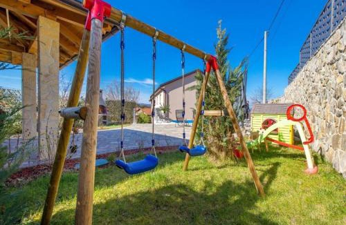 Lipa Villa | Fancy Villa Children Playground,Jacuzzi,Pool