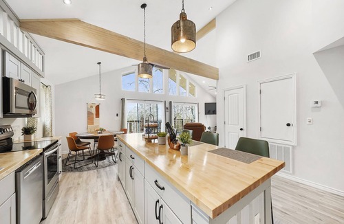 Pointblank House | FancyFoxCabin - Luxury @ the Lake, Fire Pit Grill, Boat Ramp, Arcades & Fishing