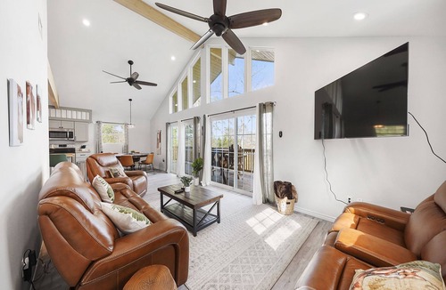 Pointblank House | FancyFoxCabin - Luxury @ the Lake, Fire Pit Grill, Boat Ramp, Arcades & Fishing