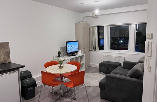 Stanwell Apartment | Fantastic 1-bedroom Flat