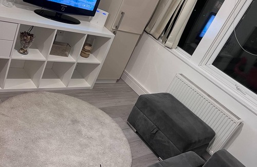 Stanwell Apartment | Fantastic 1-bedroom Flat