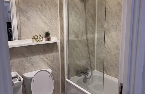 Stanwell Apartment | Fantastic 1-bedroom Flat