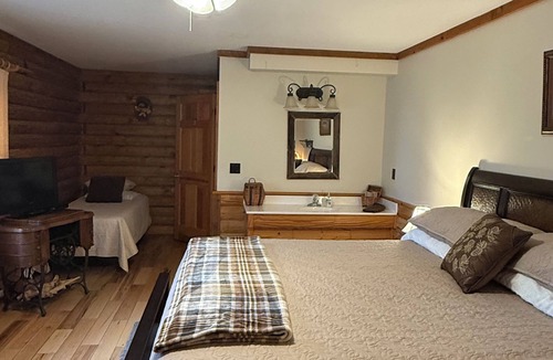 Eminence Cabin | Fantastic 11-bedroom/13- bath lodge in Eminence