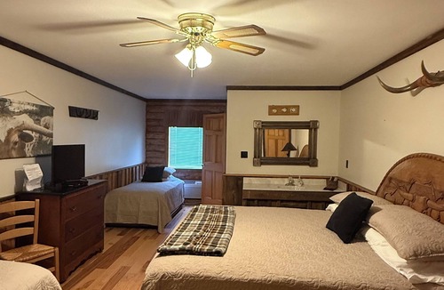 Eminence Cabin | Fantastic 11-bedroom/13- bath lodge in Eminence