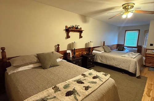 Eminence Cabin | Fantastic 11-bedroom/13- bath lodge in Eminence
