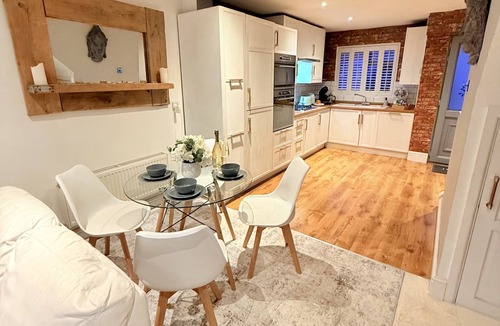 Royal Leamington Spa House | Fantastic 2-Bed House with Parking-Hosted by Hutch