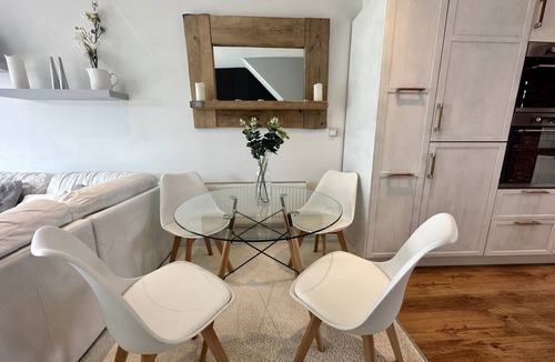 Royal Leamington Spa House | Fantastic 2-Bed House with Parking-Hosted by Hutch