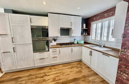 Royal Leamington Spa House | Fantastic 2-Bed House with Parking-Hosted by Hutch