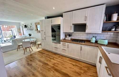 Royal Leamington Spa House | Fantastic 2-Bed House with Parking-Hosted by Hutch