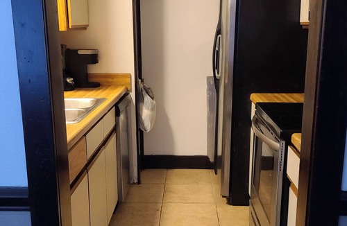 West Riverside Condo | Fantastic 2-bedroom condo with AC in vibrant Uptown New Orleans