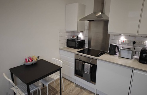 Watford Apartment | Fantastic 2Bed/1Bath Flat w/FREE Wi-Fi & Parking