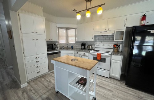 Norman House | Fantastic 3/2 near OU, fully stocked, 4 TVs, W/D