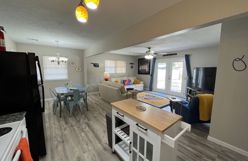 Norman House | Fantastic 3/2 near OU, fully stocked, 4 TVs, W/D