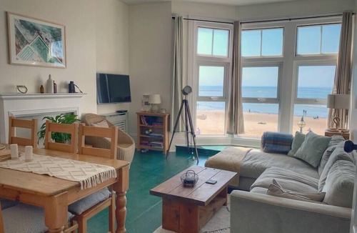 Margate Old Town Apartment | Fantastic 3 Bed Beachfront Flat with Seaview