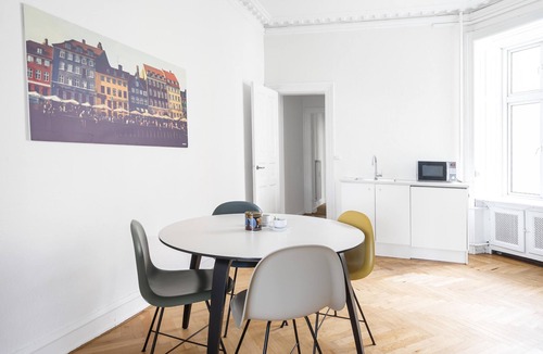 København V Apartment | Fantastic 3-bed With French Balcony and Lake-views