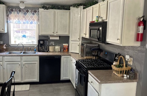 Town of Scriba House | Fantastic 3-bedroom house with AC in charming Oswego