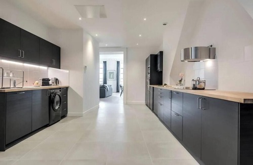 Quartier de la Porte-Saint-Denis Apartment | FANTASTIC 4-BEDROOM APARTMENT WITH AC IN CHARMING PARIS