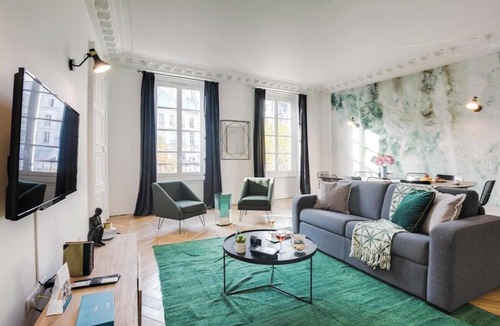 Quartier de la Porte-Saint-Denis Apartment | FANTASTIC 4-BEDROOM APARTMENT WITH AC IN CHARMING PARIS