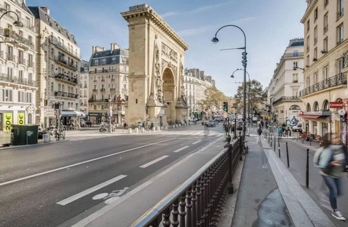 Quartier de la Porte-Saint-Denis Apartment | FANTASTIC 4-BEDROOM APARTMENT WITH AC IN CHARMING PARIS