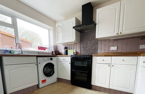 Yeovil House | Fantastic 4 Bedrooms Holiday Home