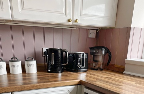 Yeovil House | Fantastic 4 Bedrooms Holiday Home