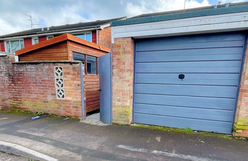 Yeovil House | Fantastic 4 Bedrooms Holiday Home