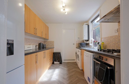 Luton House | Fantastic 5 Bedroom House